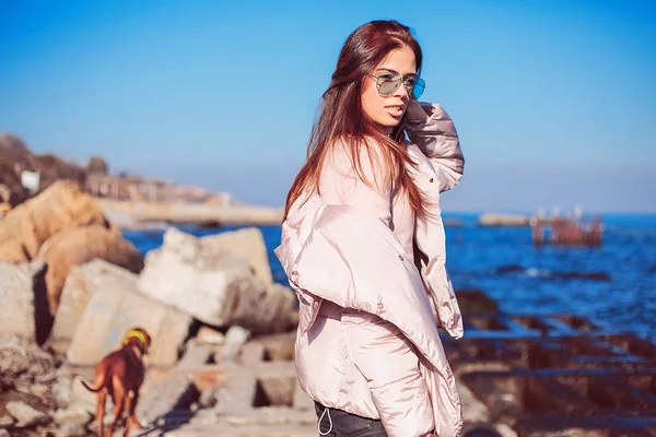 Mujer Joven Elegante Abrigo Rosa Caminando Costa —  Fotos de Stock