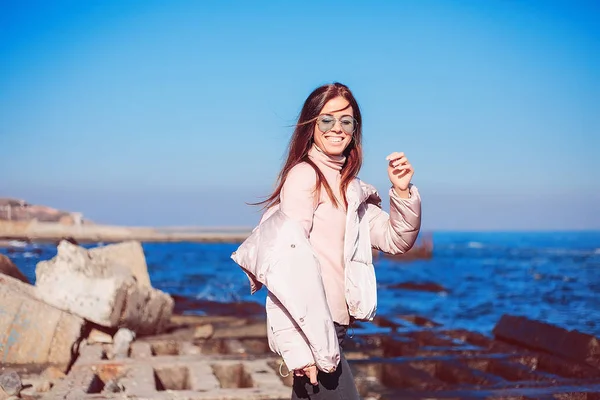 Young Stylish Woman Pink Coat Walking Seacoast — Stock Photo, Image