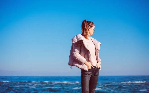 Mujer Joven Elegante Abrigo Rosa Posando Costa —  Fotos de Stock