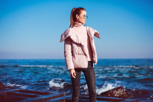 Mujer Joven Elegante Abrigo Rosa Posando Costa — Foto de Stock