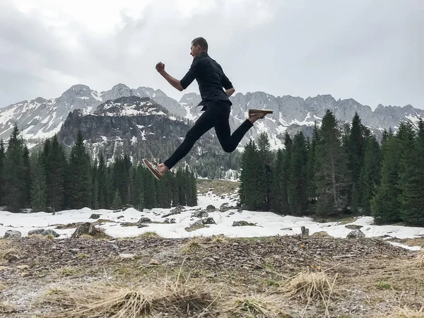 Щаслива Людина Стрибки Альпах — стокове фото