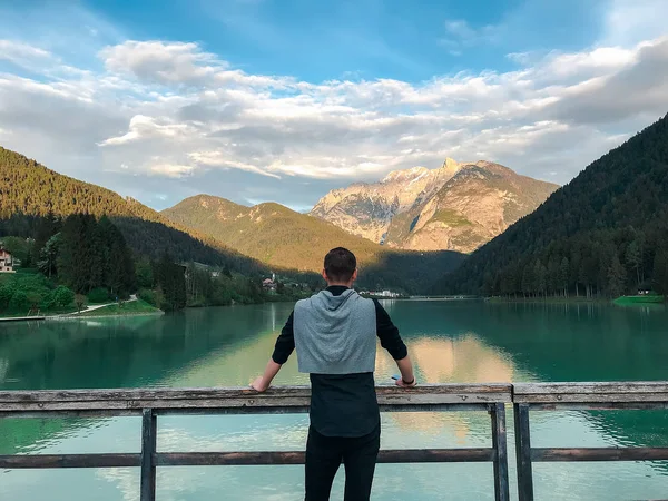 Νεαρός Άνδρας Ψάχνει Για Καταπληκτική Λίμνη — Φωτογραφία Αρχείου