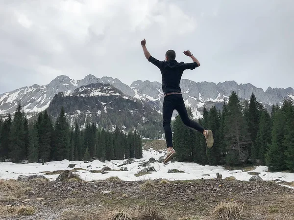 Homem Feliz Pulando Alpes — Fotografia de Stock