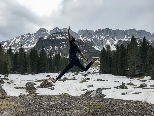 Homme Heureux Saute Dans Les Alpes — Photo