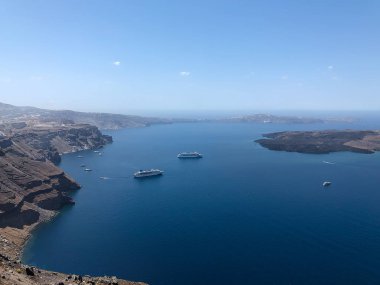 Panoramik okyanus beyaz gemi ile defne 