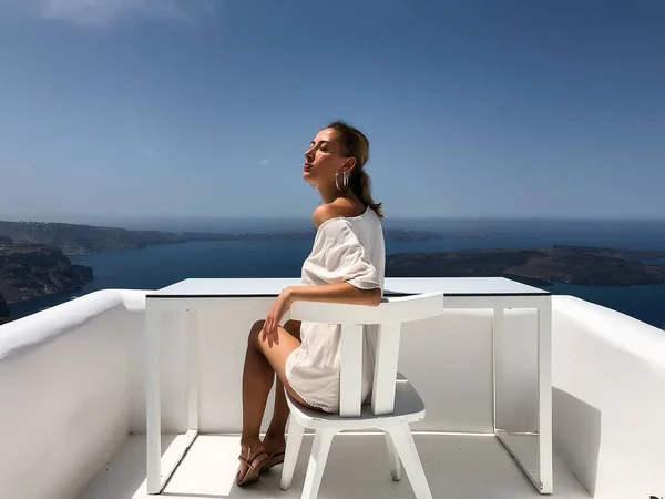 Mujer Joven Vestido Verano Blanco Sentado Balcón Blanco —  Fotos de Stock