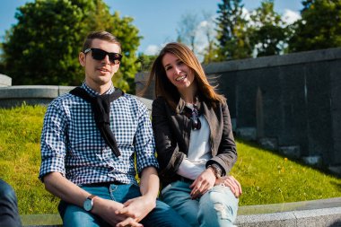 Yeşil parkta oturan genç çift