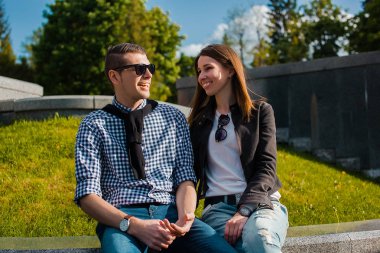 Yeşil parkta oturan genç çift