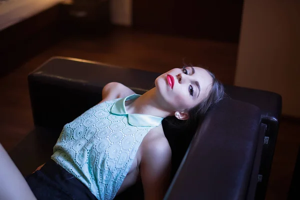 Mujer Joven Traje Sensual Posando Sofá Cuero —  Fotos de Stock