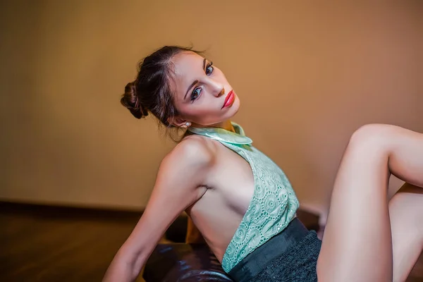 Retrato Mujer Joven Traje Sensual Posando Dormitorio —  Fotos de Stock