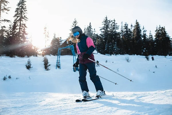 Mujer Feliz Montando Snowboard Invierno — Foto de Stock