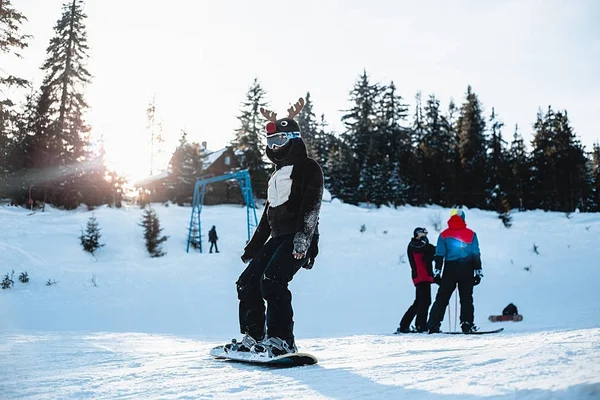 Chico Feliz Vestido Con Traje Divertido Montando Snowboard —  Fotos de Stock