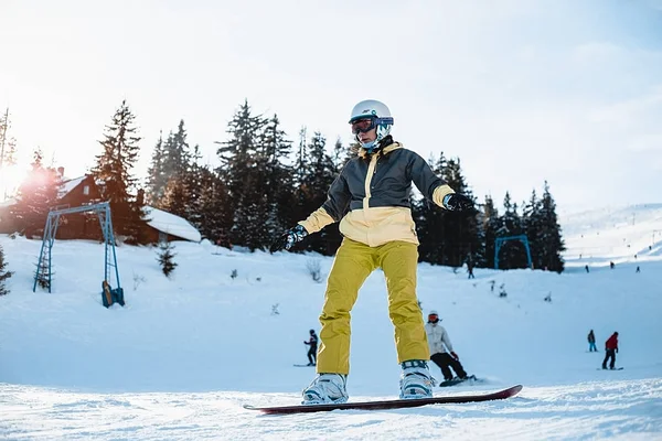Mujer Feliz Montando Snowboard Invierno — Foto de Stock