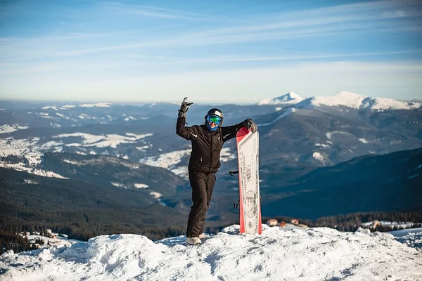 Ember Pózol Snowboard Havas Hegyekben — Stock Fotó