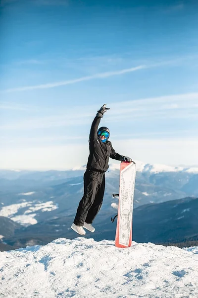 Uomo Felice Salta Con Snowboard Montagna — Foto Stock