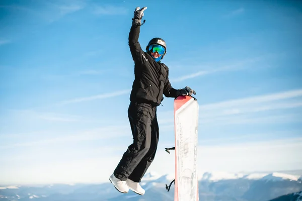 Boldog Ember Ugrik Snowboard Hegyekben — Stock Fotó