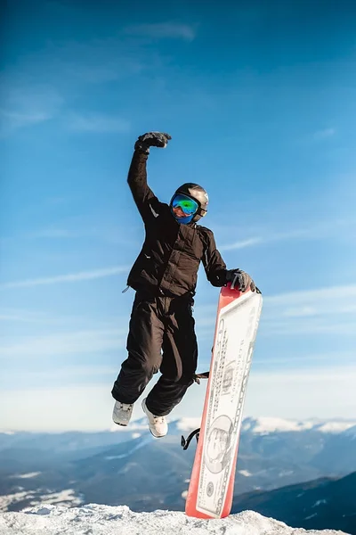 Uomo Felice Salta Con Snowboard Montagna — Foto Stock