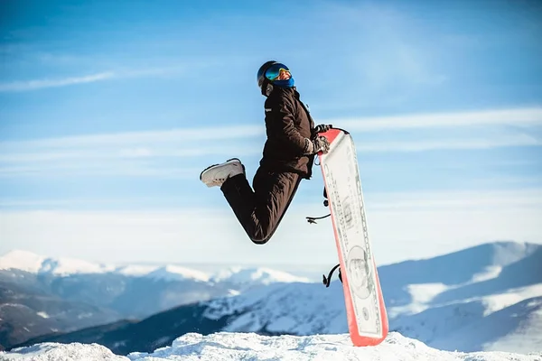 Uomo Felice Salta Con Snowboard Montagna — Foto Stock