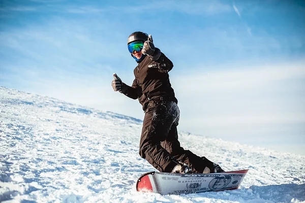 Uomo Felice Equitazione Snowboard Inverno — Foto Stock