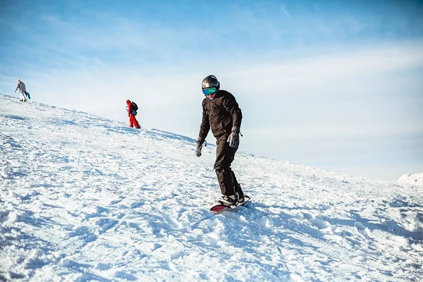 Uomo Felice Equitazione Snowboard Inverno — Foto Stock