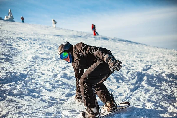 Uomo Felice Equitazione Snowboard Inverno — Foto Stock