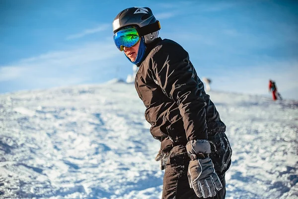 Uomo Felice Equitazione Snowboard Inverno — Foto Stock