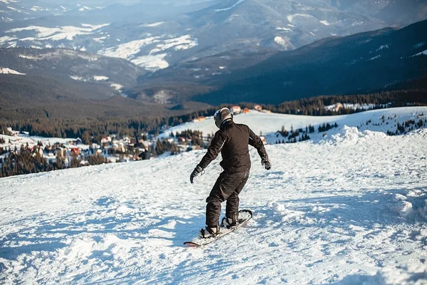 Mutlu Adam Kışın Snowboard Sürme — Stok fotoğraf