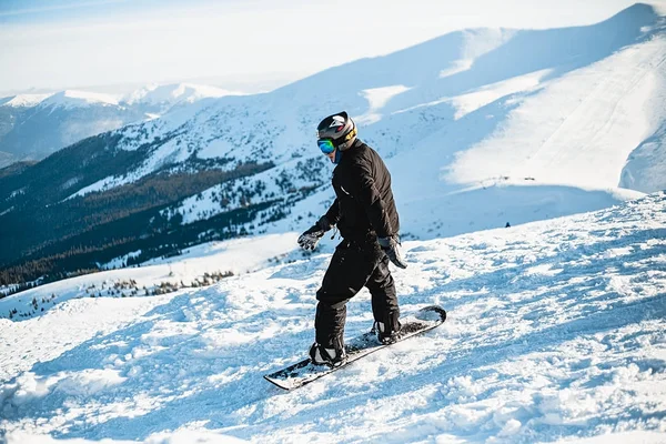 Mutlu Adam Kışın Snowboard Sürme — Stok fotoğraf