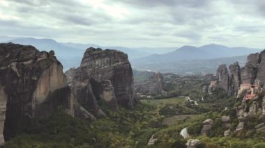 Yüksek dağlardaki köyün panoramik manzarası