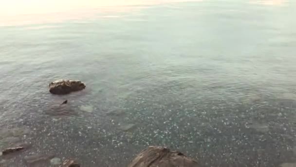 Vue Pittoresque Sur Surface Calme Mer Coucher Soleil — Video