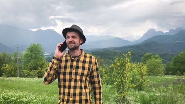 Homem Bonito Roupas Casuais Falando Smartphone Durante Passeio Entre Montanhas — Vídeo de Stock