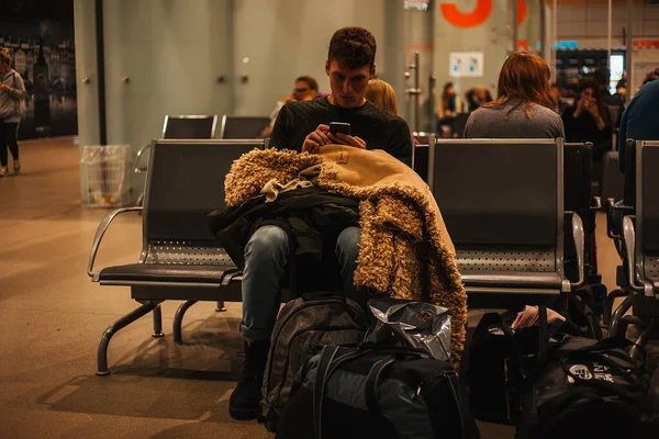 Hombre Usando Teléfono Inteligente Mientras Está Sentado Con Equipaje Sala — Foto de Stock