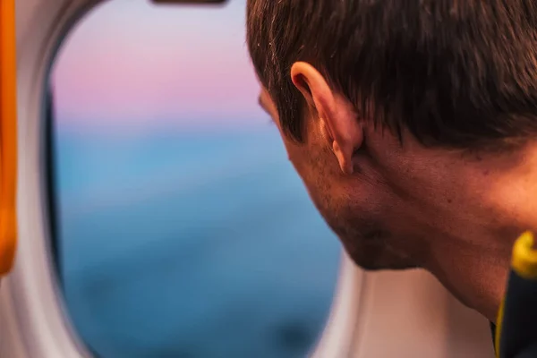 Hombre Mirando Través Ojo Buey Avión Sobre Fondo Azul Del — Foto de Stock