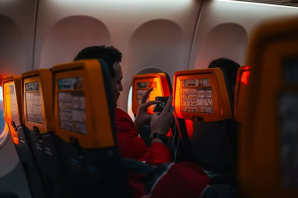 Άνθρωπος Που Χρησιμοποιεί Smartphone Ενώ Κάθεται Στο Αεροπλάνο — Φωτογραφία Αρχείου
