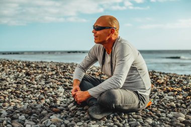 Yaz kumsalında dinlenen bir adam. 