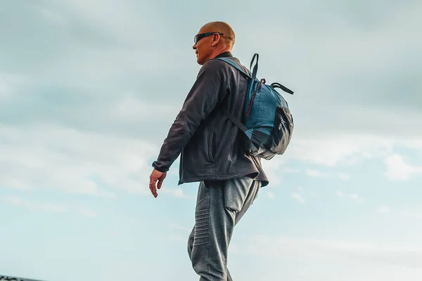 Mann Mit Rucksack Freien Auf Blauem Himmel — Stockfoto