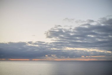 Sonsuz deniz manzarası yaz gündoğumunda 