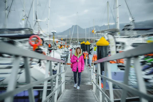 Woman Winter Clothes Standing Pier Yachts — Stock Photo, Image