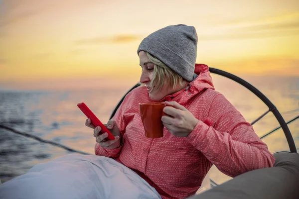 Mujer Ropa Abrigo Descansando Yate Día Soleado —  Fotos de Stock