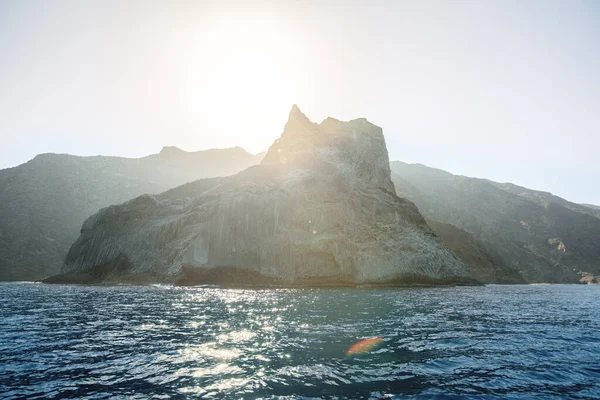 Yaz Günündeki Kayalık Kıyı Deniz Manzarası — Stok fotoğraf