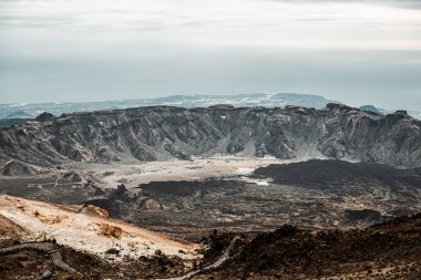 Yaz günündeki kayalık kıyı ve deniz manzarası