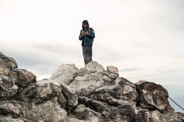 Hombre Ropa Abrigo Posando Parte Superior Del Monte Rocoso Día — Foto de Stock