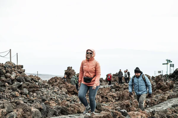 Man Med Kvinna Vandring Toppen Stenig Strand Dagen — Stockfoto