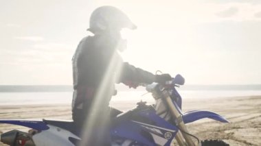 Sanddy Beach 'te motosiklet süren bisikletli adam. 