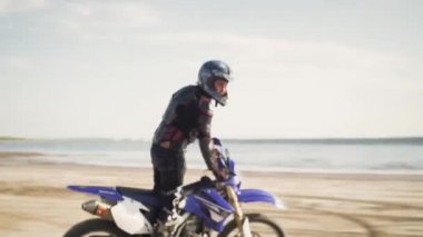 Sanddy Beach 'te motosiklet süren bisikletli adam. 