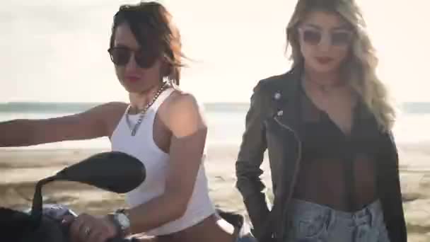 Piękne Sexy Kobiety Stylowe Ubrania Pozowanie Motocyklu Plaży Letniej — Wideo stockowe