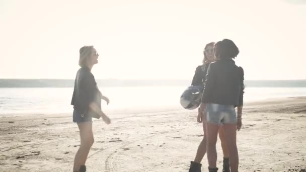 아름다운 여자들 해변에서 오토바이 헬멧을 다닌다 — 비디오