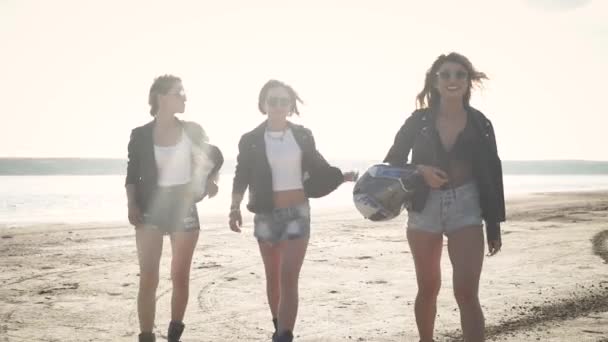 Hermosas Mujeres Sexy Ropa Verano Caminando Con Casco Motocicleta Playa — Vídeo de stock