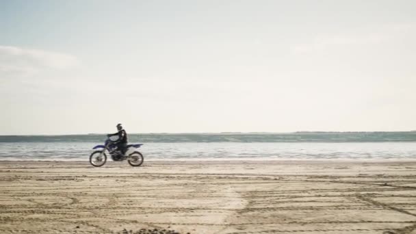 Ciclista Hombre Traje Montar Moto Deportiva Playa Arena — Vídeo de stock