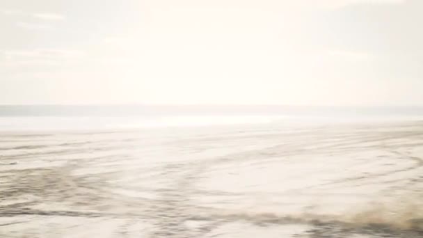 自転車の男が砂浜でスポーツバイクに乗って — ストック動画